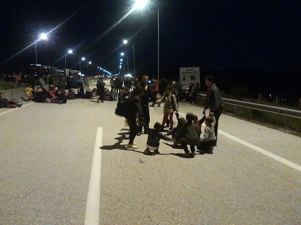 Ιωάννινα: Πρόσφυγες από το κέντρο του Κατσικά έκλεισαν την Εγνατία Οδό [εικόνες] | iefimerida.gr 2