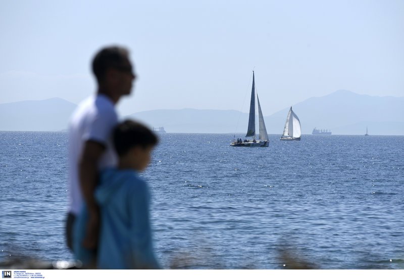 Ανέβηκε η θερμοκρασία, άρχισαν οι βουτιές -Κυριακή με κόσμο στις παραλίες [εικόνες] | iefimerida.gr 9