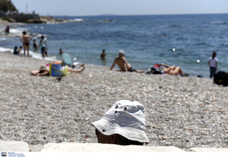 Ανέβηκε η θερμοκρασία, άρχισαν οι βουτιές -Κυριακή με κόσμο στις παραλίες [εικόνες] | iefimerida.gr 0