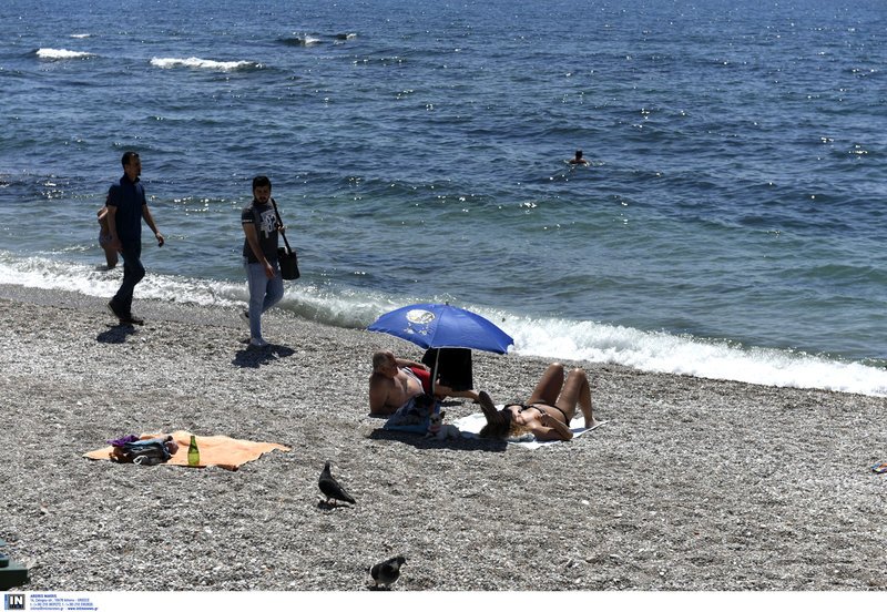 Ανέβηκε η θερμοκρασία, άρχισαν οι βουτιές -Κυριακή με κόσμο στις παραλίες [εικόνες] | iefimerida.gr 1