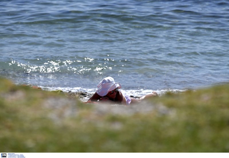 Ανέβηκε η θερμοκρασία, άρχισαν οι βουτιές -Κυριακή με κόσμο στις παραλίες [εικόνες] | iefimerida.gr 2