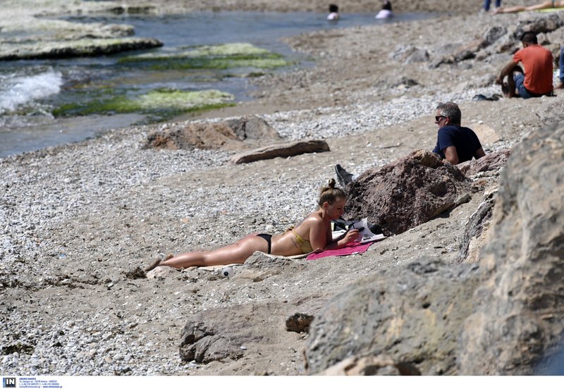Ανέβηκε η θερμοκρασία, άρχισαν οι βουτιές -Κυριακή με κόσμο στις παραλίες [εικόνες] | iefimerida.gr 3