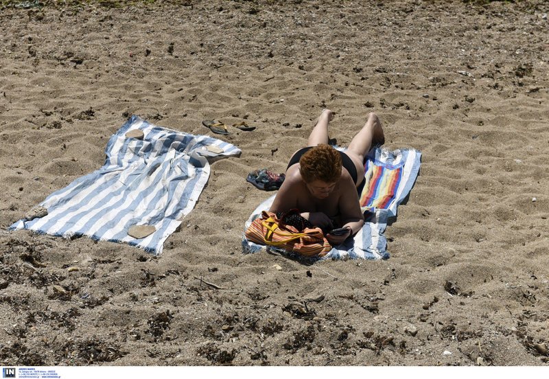 Ανέβηκε η θερμοκρασία, άρχισαν οι βουτιές -Κυριακή με κόσμο στις παραλίες [εικόνες] | iefimerida.gr 5