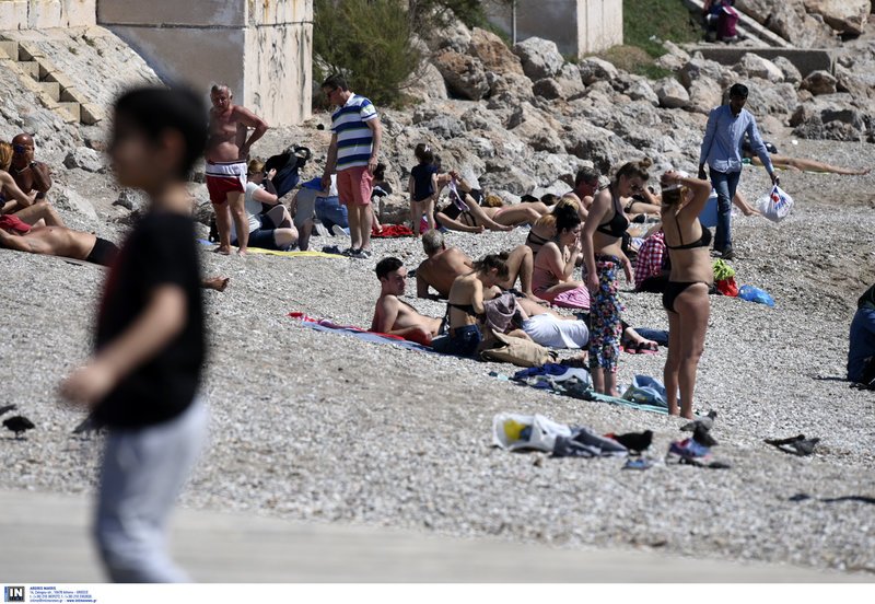 Ανέβηκε η θερμοκρασία, άρχισαν οι βουτιές -Κυριακή με κόσμο στις παραλίες [εικόνες] | iefimerida.gr 6