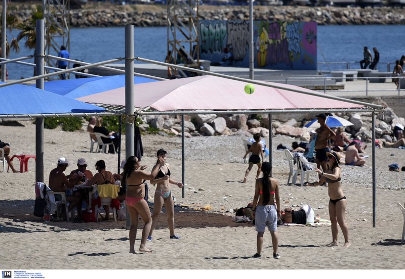 Ανέβηκε η θερμοκρασία, άρχισαν οι βουτιές -Κυριακή με κόσμο στις παραλίες [εικόνες] | iefimerida.gr 7