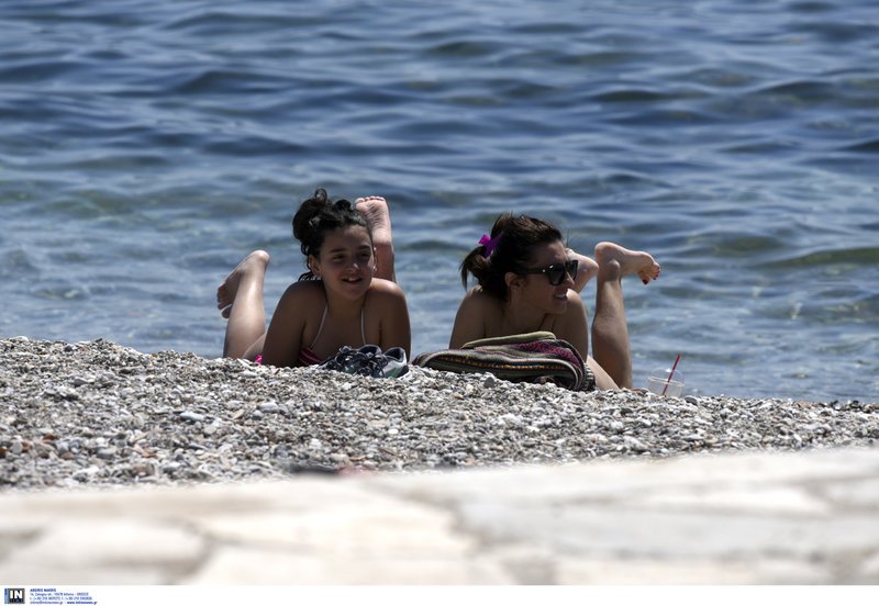 Ανέβηκε η θερμοκρασία, άρχισαν οι βουτιές -Κυριακή με κόσμο στις παραλίες [εικόνες] | iefimerida.gr 8