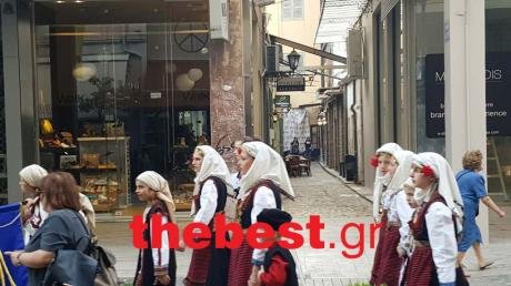 Οι Πατρινοί γιόρτασαν χτες την Πρωτομαγιά- Γέμισε η πόλη με λουλούδια και 700 χορευτές [εικόνες] | iefimerida.gr 1