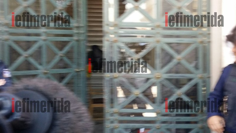 Η σπασμένη τζαμαρία στην πόρτα της Πρυτανείας μετά την επέμβαση της Αστυνομίας [εικόνες] | iefimerida.gr 0