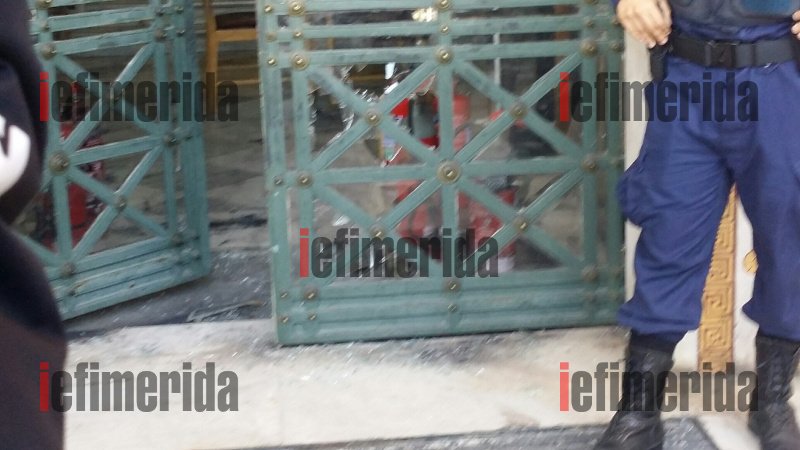 Η σπασμένη τζαμαρία στην πόρτα της Πρυτανείας μετά την επέμβαση της Αστυνομίας [εικόνες] | iefimerida.gr 1