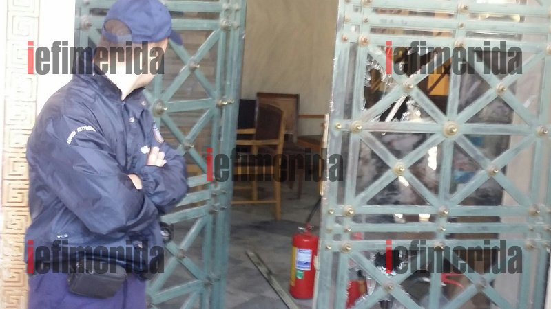 Η σπασμένη τζαμαρία στην πόρτα της Πρυτανείας μετά την επέμβαση της Αστυνομίας [εικόνες] | iefimerida.gr 2