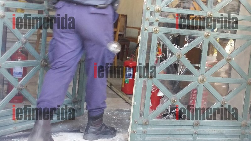 Η σπασμένη τζαμαρία στην πόρτα της Πρυτανείας μετά την επέμβαση της Αστυνομίας [εικόνες] | iefimerida.gr 4