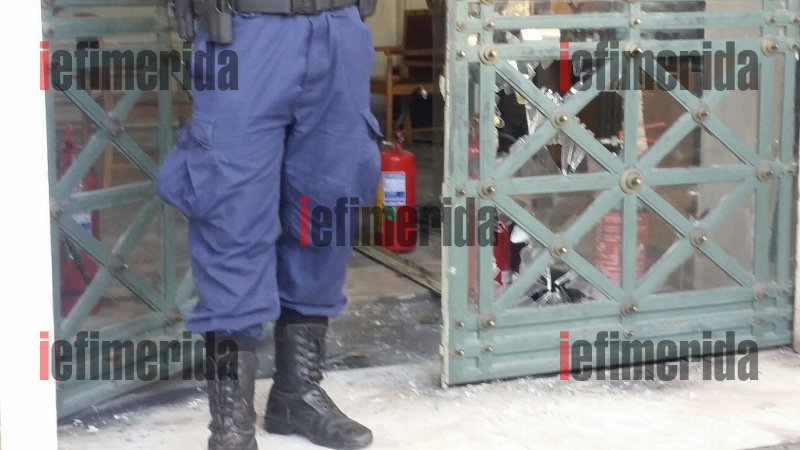 Η σπασμένη τζαμαρία στην πόρτα της Πρυτανείας μετά την επέμβαση της Αστυνομίας [εικόνες] | iefimerida.gr 3