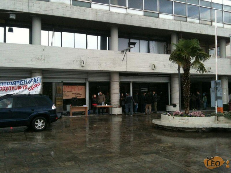 Υπό κατάληψη η πρυτανεία του ΑΠΘ -Φοιτητές έσπασαν την πόρτα και εισέβαλαν στο κτίριο [βίντεο & εικόνες] | iefimerida.gr 0