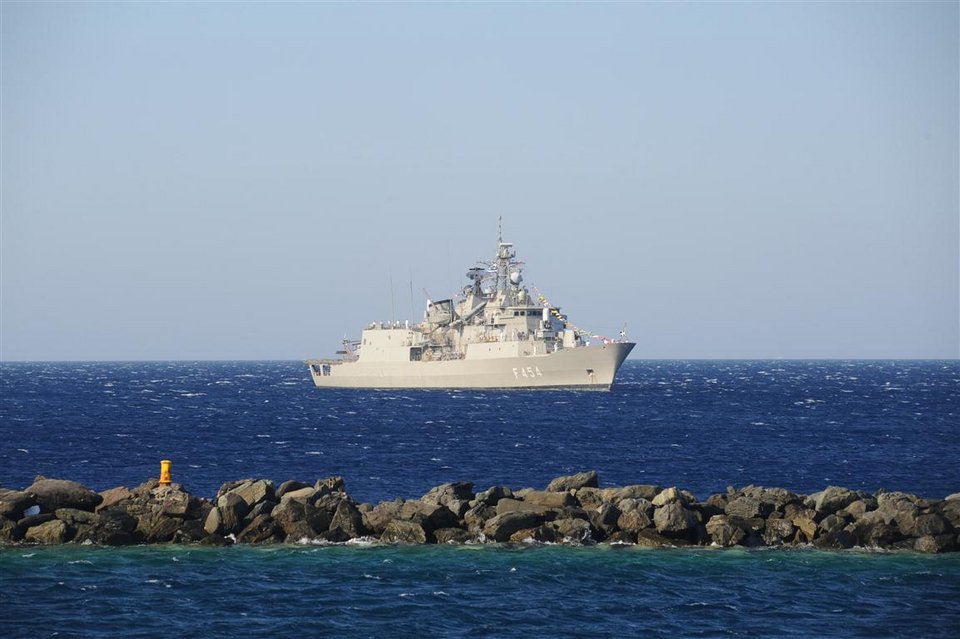 Πλοία και υποβρύχιο του Πολεμικού Ναυτικού στον Πειραιά - Υποδέχονται τον κόσμο [εικόνες] | iefimerida.gr 0