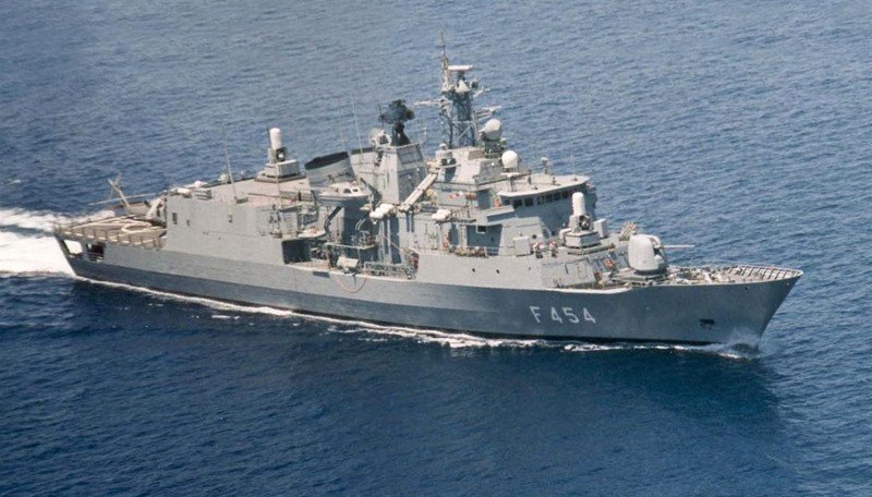 Πλοία και υποβρύχιο του Πολεμικού Ναυτικού στον Πειραιά - Υποδέχονται τον κόσμο [εικόνες] | iefimerida.gr 1