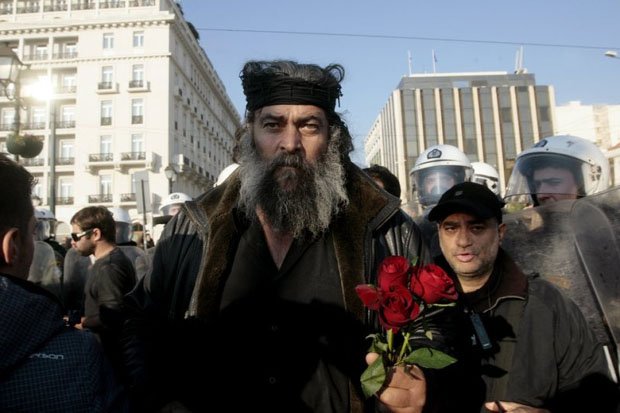 Εξαλλος ο Κρητικός που αγκάλιαζε τον Τσίπρα: Τον είπε ηλίθιο ο Σόιμπλε και δεν του έριξε δύο μπάτσες [βίντεο] | iefimerida.gr 0