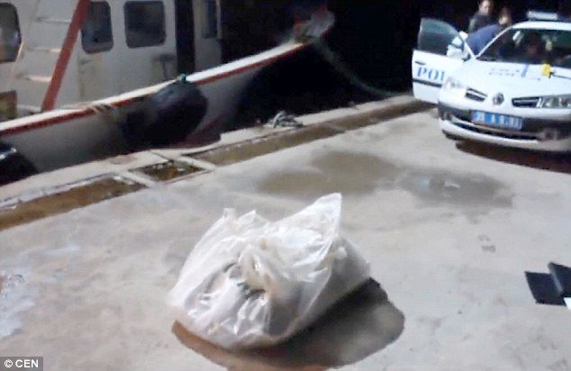 Σοκ: Ψαράς βρήκε στα δίχτυα του άψυχο 3χρονο κοριτσάκι [εικόνες] | iefimerida.gr 2