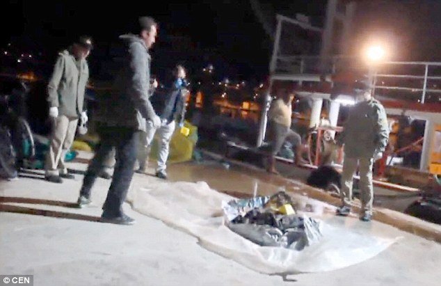 Σοκ: Ψαράς βρήκε στα δίχτυα του άψυχο 3χρονο κοριτσάκι [εικόνες] | iefimerida.gr 3