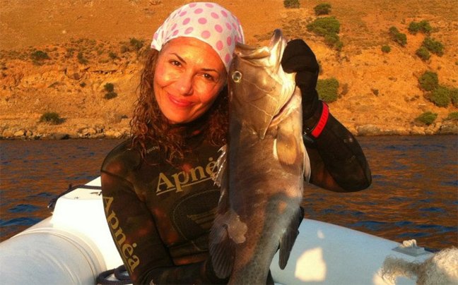 Η πολεμική ανταποκρίτρια που άφησε τα δελτία ειδήσεων και ψαρεύει... ροφούς-Η Ευτυχία Πενταράκη βρήκε την ευτυχία στο βυθό [εικόνες]  | iefimerida.gr 3