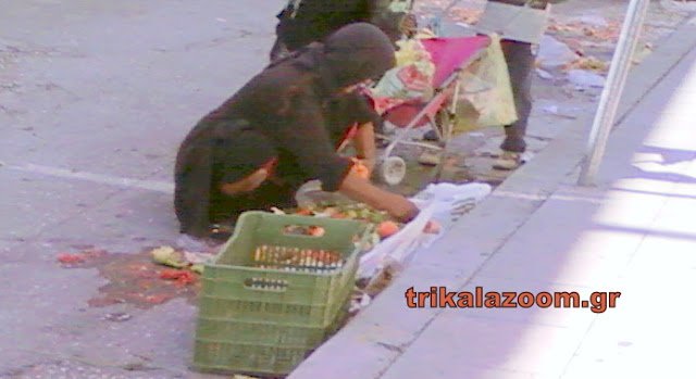 Εικόνες-γροθιά: Μητέρα και κόρη μαζεύουν πεταμένα τρόφιμα στη λαϊκή [εικόνες] | iefimerida.gr 1