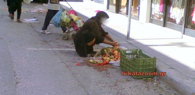 Εικόνες-γροθιά: Μητέρα και κόρη μαζεύουν πεταμένα τρόφιμα στη λαϊκή [εικόνες] | iefimerida.gr 2