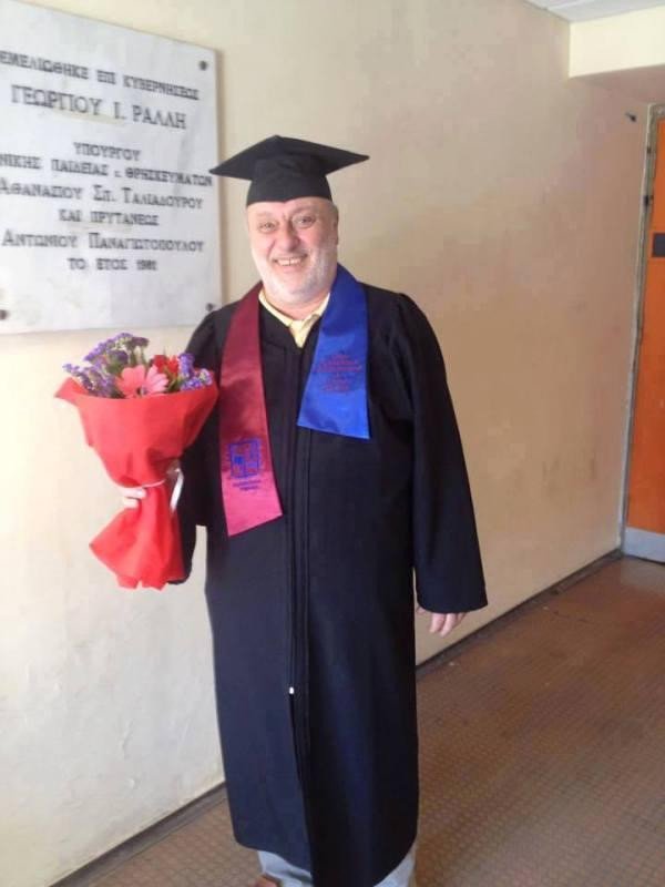 Ο Ψαριανός με τήβεννο παίρνει το πτυχίο του [εικόνα] | iefimerida.gr 0