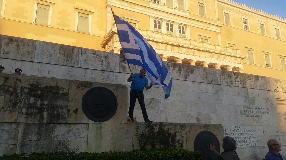 Στο Σύνταγμα οι «Παραιτηθείτε» διαδήλωσαν κατά της κυβέρνησης: «Φύγετε, μας εξαπατήσατε» [εικόνες] | iefimerida.gr 14