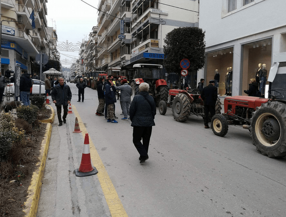 Οι αγρότες στους δρόμους: Εκλεισαν για 2 ώρες την Κορίνθου-Πατρών -Απίστευτη ταλαιπωρία και ουρές [εικόνες] | iefimerida.gr 13