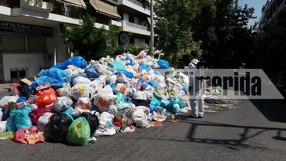 Αρχισαν οι ψεκασμοί στα σκουπίδια -Τοξικό κοκτέιλ η αποσύνθεση με τον καύσωνα [εικόνες]  | iefimerida.gr 0