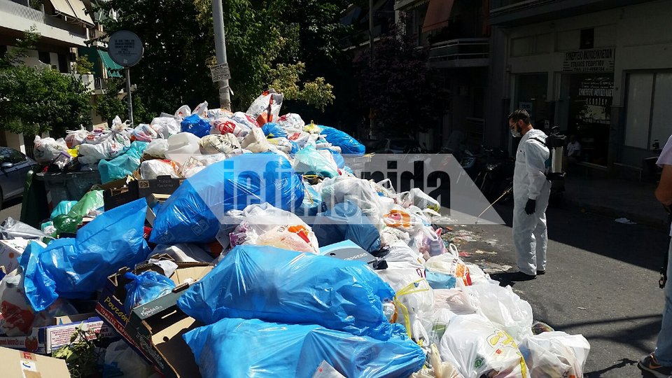Αρχισαν οι ψεκασμοί στα σκουπίδια -Τοξικό κοκτέιλ η αποσύνθεση με τον καύσωνα [εικόνες]  | iefimerida.gr 1