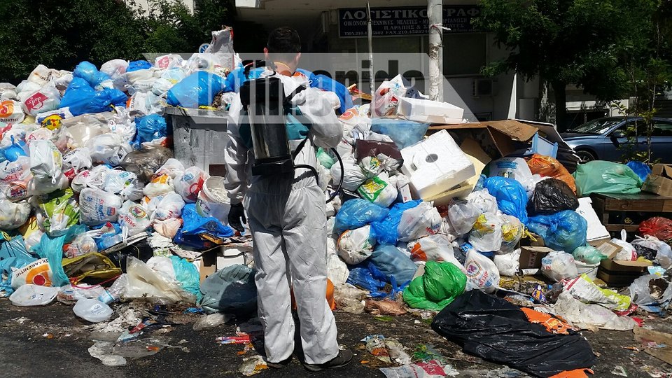 Αρχισαν οι ψεκασμοί στα σκουπίδια -Τοξικό κοκτέιλ η αποσύνθεση με τον καύσωνα [εικόνες]  | iefimerida.gr 2
