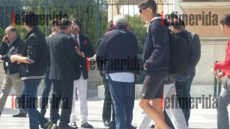 Ο Ψινάκης με μπλέιζερ και μαντίλι πρωτοστατεί στη συγκέντρωση των δημάρχων έξω από τη Βουλή [εικόνες] | iefimerida.gr 0