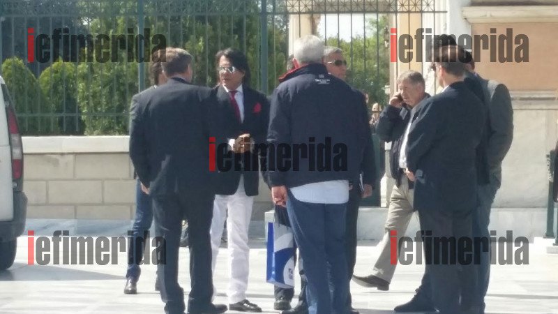 Ο Ψινάκης με μπλέιζερ και μαντίλι πρωτοστατεί στη συγκέντρωση των δημάρχων έξω από τη Βουλή [εικόνες] | iefimerida.gr 1