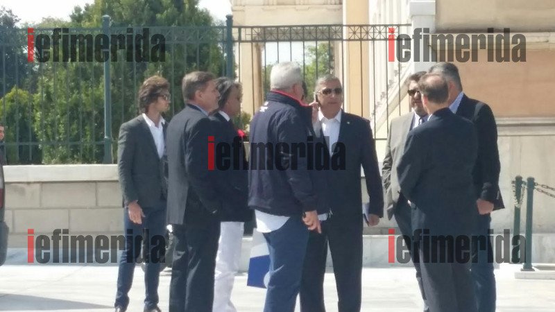 Ο Ψινάκης με μπλέιζερ και μαντίλι πρωτοστατεί στη συγκέντρωση των δημάρχων έξω από τη Βουλή [εικόνες] | iefimerida.gr 2