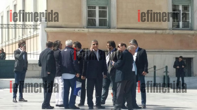 Ο Ψινάκης με μπλέιζερ και μαντίλι πρωτοστατεί στη συγκέντρωση των δημάρχων έξω από τη Βουλή [εικόνες] | iefimerida.gr 3