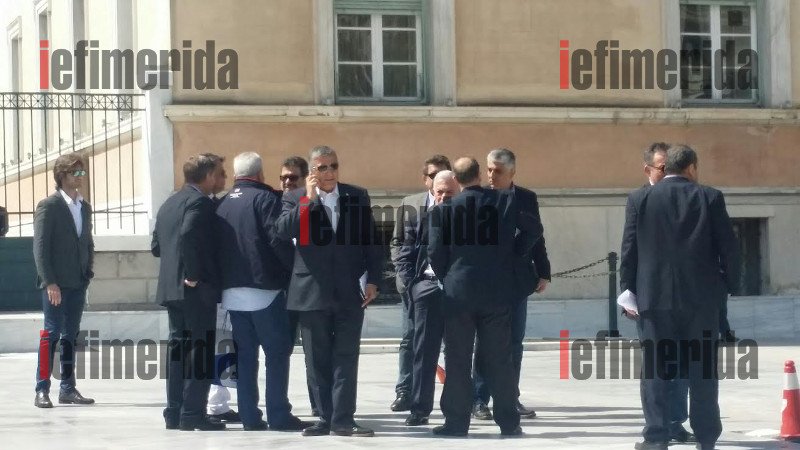 Ο Ψινάκης με μπλέιζερ και μαντίλι πρωτοστατεί στη συγκέντρωση των δημάρχων έξω από τη Βουλή [εικόνες] | iefimerida.gr 4