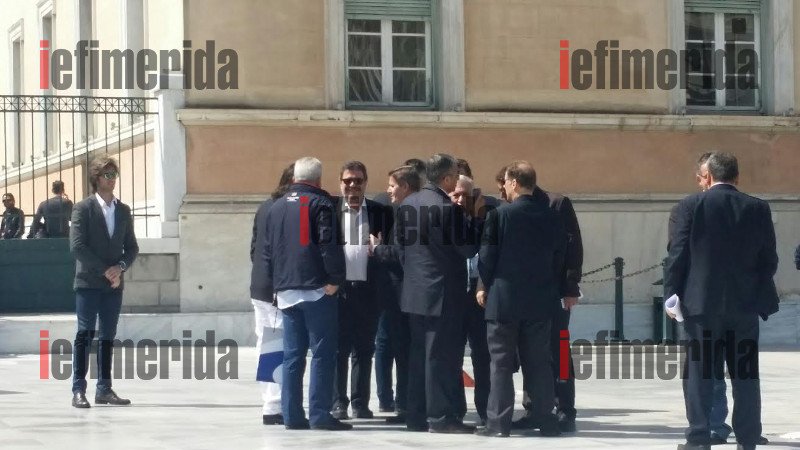 Ο Ψινάκης με μπλέιζερ και μαντίλι πρωτοστατεί στη συγκέντρωση των δημάρχων έξω από τη Βουλή [εικόνες] | iefimerida.gr 5