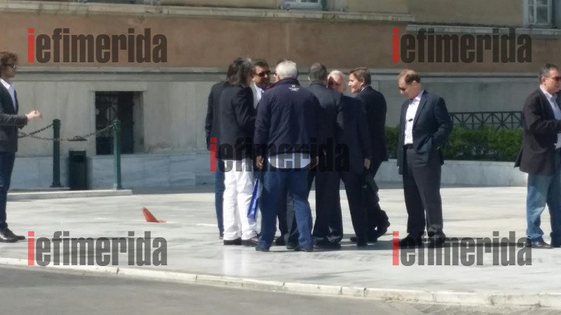 Ο Ψινάκης με μπλέιζερ και μαντίλι πρωτοστατεί στη συγκέντρωση των δημάρχων έξω από τη Βουλή [εικόνες] | iefimerida.gr 6