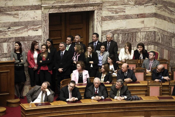 Το backstage της ψηφοφορίας για τη Ζωή: Ο φανερά αδυνατισμένος Καραμανλής, το ροζ iPad της Ραχήλ, η συγκίνηση [εικόνες] | iefimerida.gr 12