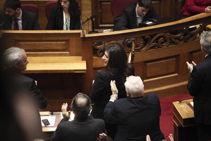 Το backstage της ψηφοφορίας για τη Ζωή: Ο φανερά αδυνατισμένος Καραμανλής, το ροζ iPad της Ραχήλ, η συγκίνηση [εικόνες] | iefimerida.gr 2