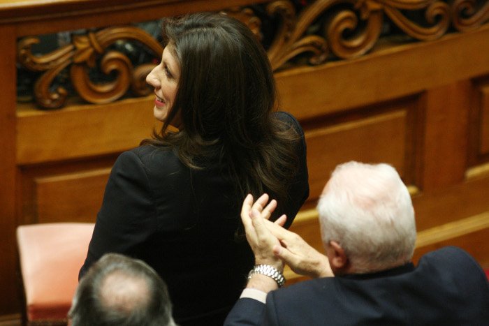 Το backstage της ψηφοφορίας για τη Ζωή: Ο φανερά αδυνατισμένος Καραμανλής, το ροζ iPad της Ραχήλ, η συγκίνηση [εικόνες] | iefimerida.gr 0