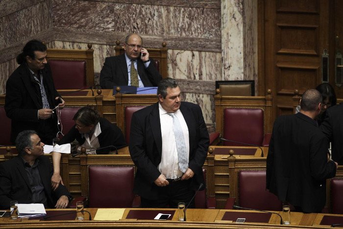 Το backstage της ψηφοφορίας για τη Ζωή: Ο φανερά αδυνατισμένος Καραμανλής, το ροζ iPad της Ραχήλ, η συγκίνηση [εικόνες] | iefimerida.gr 15