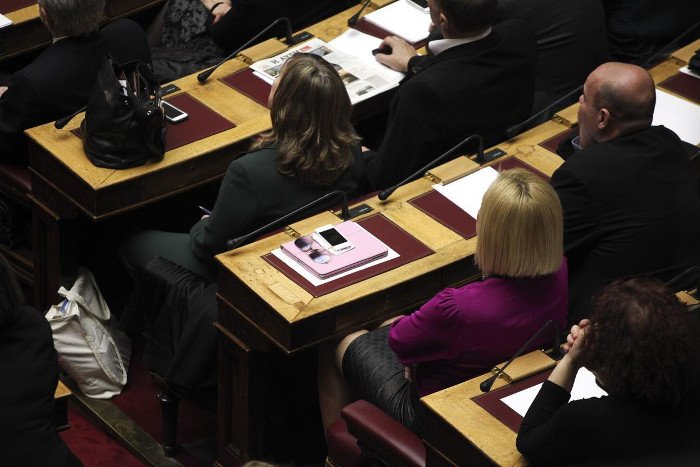 Το backstage της ψηφοφορίας για τη Ζωή: Ο φανερά αδυνατισμένος Καραμανλής, το ροζ iPad της Ραχήλ, η συγκίνηση [εικόνες] | iefimerida.gr 16