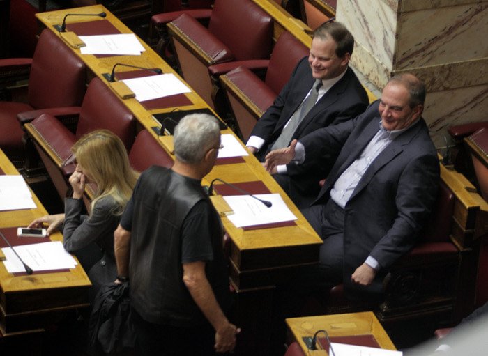 Το backstage της ψηφοφορίας για τη Ζωή: Ο φανερά αδυνατισμένος Καραμανλής, το ροζ iPad της Ραχήλ, η συγκίνηση [εικόνες] | iefimerida.gr 20