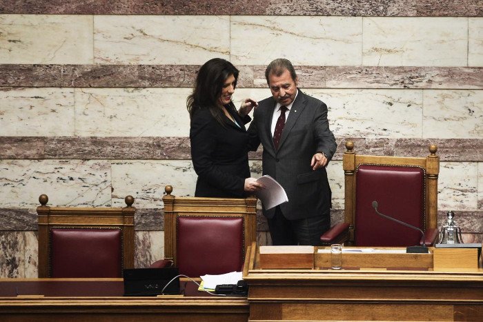 Το backstage της ψηφοφορίας για τη Ζωή: Ο φανερά αδυνατισμένος Καραμανλής, το ροζ iPad της Ραχήλ, η συγκίνηση [εικόνες] | iefimerida.gr 3