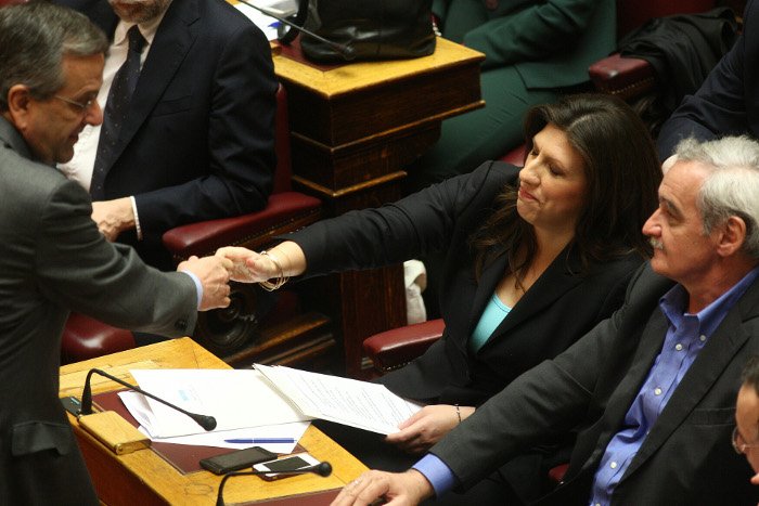 Το backstage της ψηφοφορίας για τη Ζωή: Ο φανερά αδυνατισμένος Καραμανλής, το ροζ iPad της Ραχήλ, η συγκίνηση [εικόνες] | iefimerida.gr 4