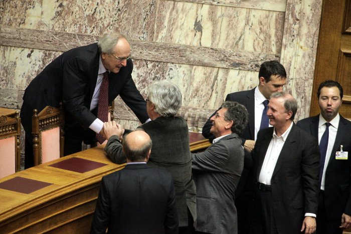 Το backstage της ψηφοφορίας για τη Ζωή: Ο φανερά αδυνατισμένος Καραμανλής, το ροζ iPad της Ραχήλ, η συγκίνηση [εικόνες] | iefimerida.gr 6