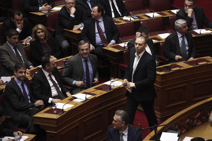 Το backstage της ψηφοφορίας για τη Ζωή: Ο φανερά αδυνατισμένος Καραμανλής, το ροζ iPad της Ραχήλ, η συγκίνηση [εικόνες] | iefimerida.gr 9