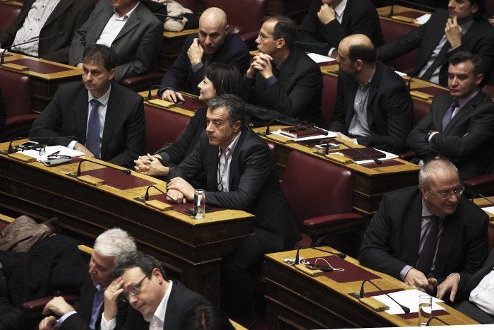 Το backstage της ψηφοφορίας για τη Ζωή: Ο φανερά αδυνατισμένος Καραμανλής, το ροζ iPad της Ραχήλ, η συγκίνηση [εικόνες] | iefimerida.gr 10