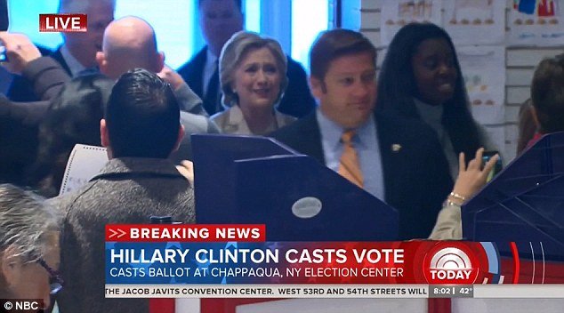 Ψήφισε η Χίλαρι, συγκινημένη -Την κρατούσε ο Μπιλ Κλίντον [εικόνες & βίντεο] | iefimerida.gr 0